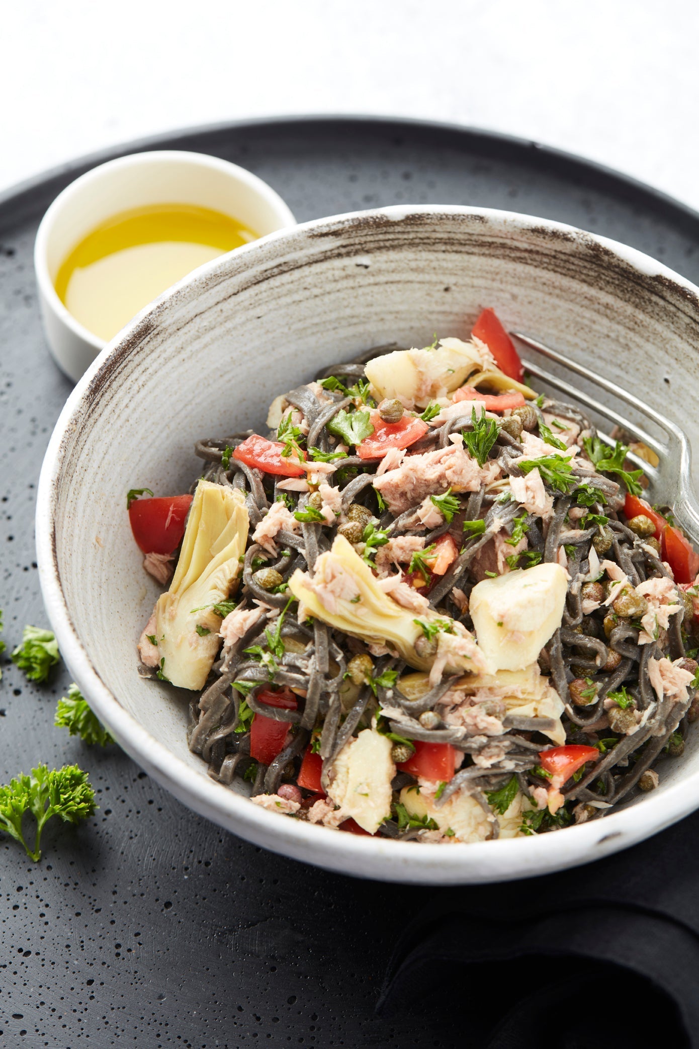 Zwarte linguine met tonijn